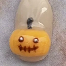 ベージュのネイルにのせたオレンジ色の立体かぼちゃの実物写真